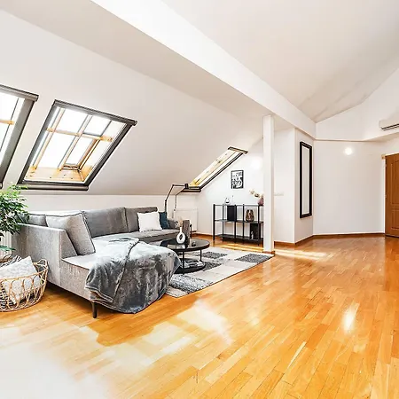 Lavish And Chic Duplex For Families And Couples