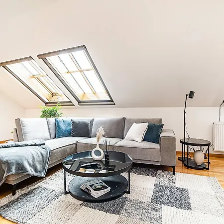 Lavish And Chic Duplex For Families And Couples *